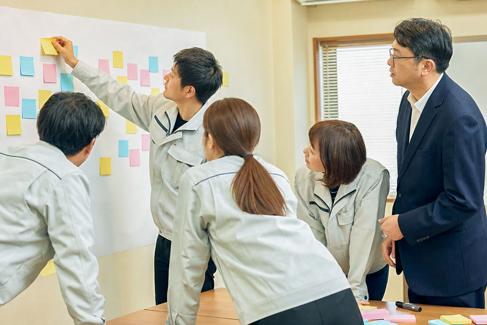 仕事の手順を全部書き出して、「やめる・まとめる・順番を変える」を一緒に決めているイメージ