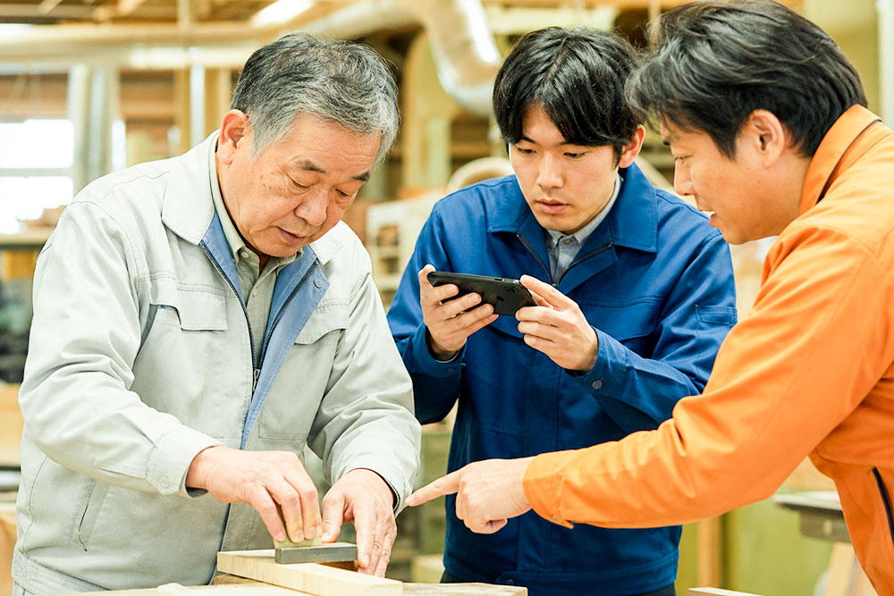 「あの人しかできない」を、「誰でもできる」ように動画を撮影しているイメージ