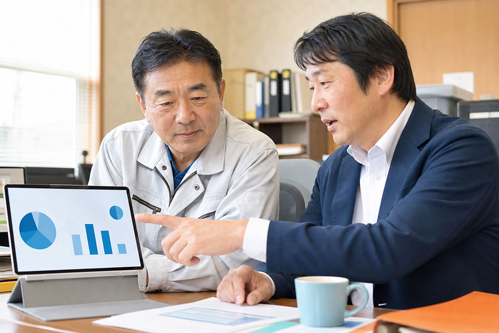 機械やソフトを入れる前に「本当に必要か」を一緒に判断しているイメージ